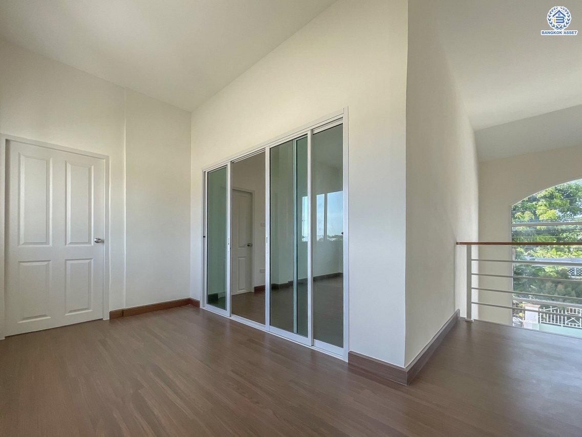 บ้านมือสองตกแต่งใหม่ โครงการ นาราภิรมย์ พุทธมณฑลสาย3 ตกแต่งหรูหรา เนื้อที่ 108.2 ตร.ว. พื้นที่ใช้สอย 257.32 ตร.ม. ฟังก์ชัน 4 ห้องนอน 3 ห้องน้ำ 1 ห้องอเนกประสงค์ จอดรถได้ 2 คัน บนทำเลเชื่อมต่อเมือง ใกล้เซ็นทรัลศาลายา, เดอะมอลล์บางแค และทางคู่ขนานลอยฟ้าบรมราชชนนี รายล้อมด้วยสิ่งอำนวยความสะดวกครบ